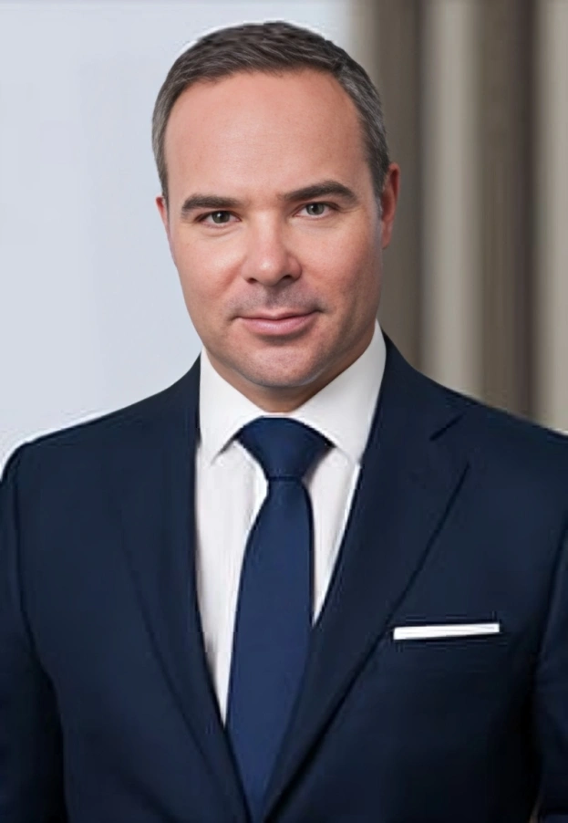 A man in a suit and tie posing for a photo.